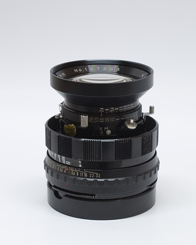 objektiv Mamiya Sekor 100 mm f/2.8 zaostřený na nekonečno